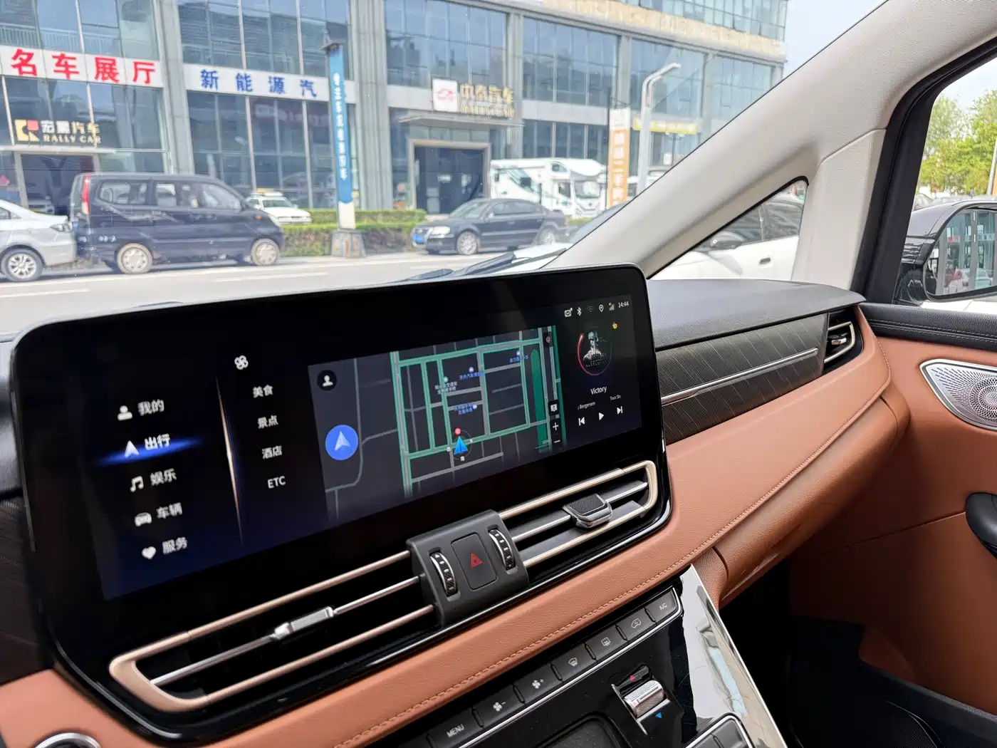 Hongqi HQ9 2023 2.0T Smart Connect Flag Joy Edition фото 21