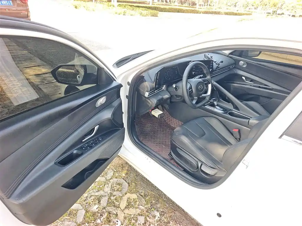 Hyundai Elantra 2022 1.5L CVT GLX Elite Edition фото 16