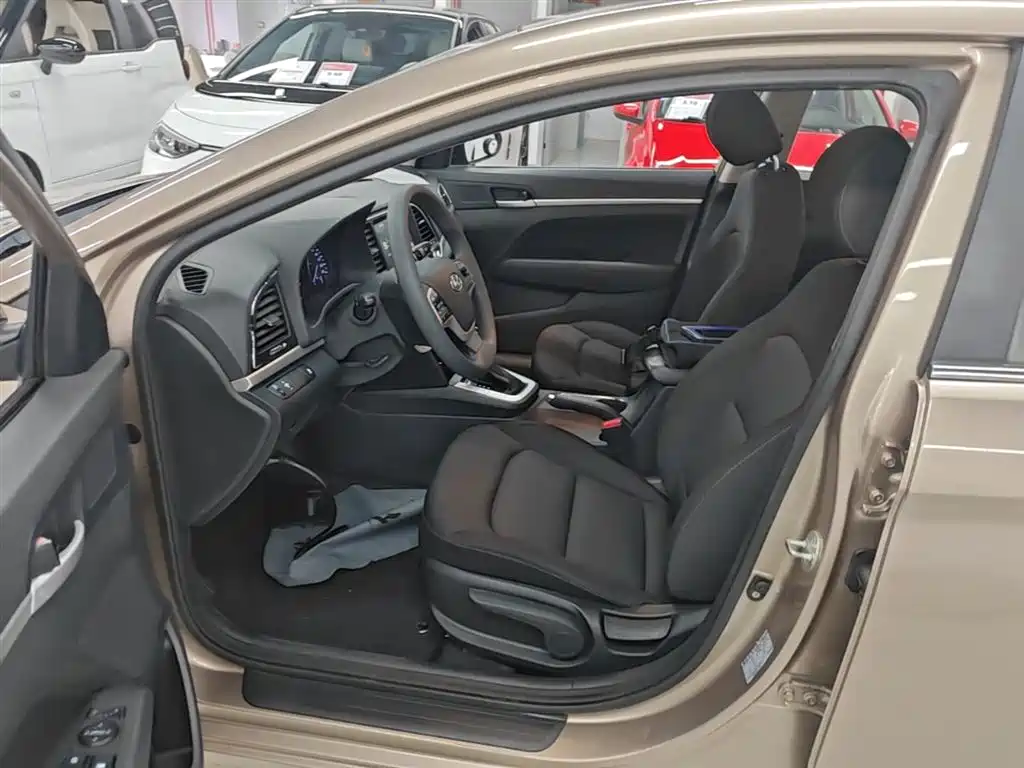 Hyundai Elantra 2016 Model 1.6L Automatic Smart Elite фото 18
