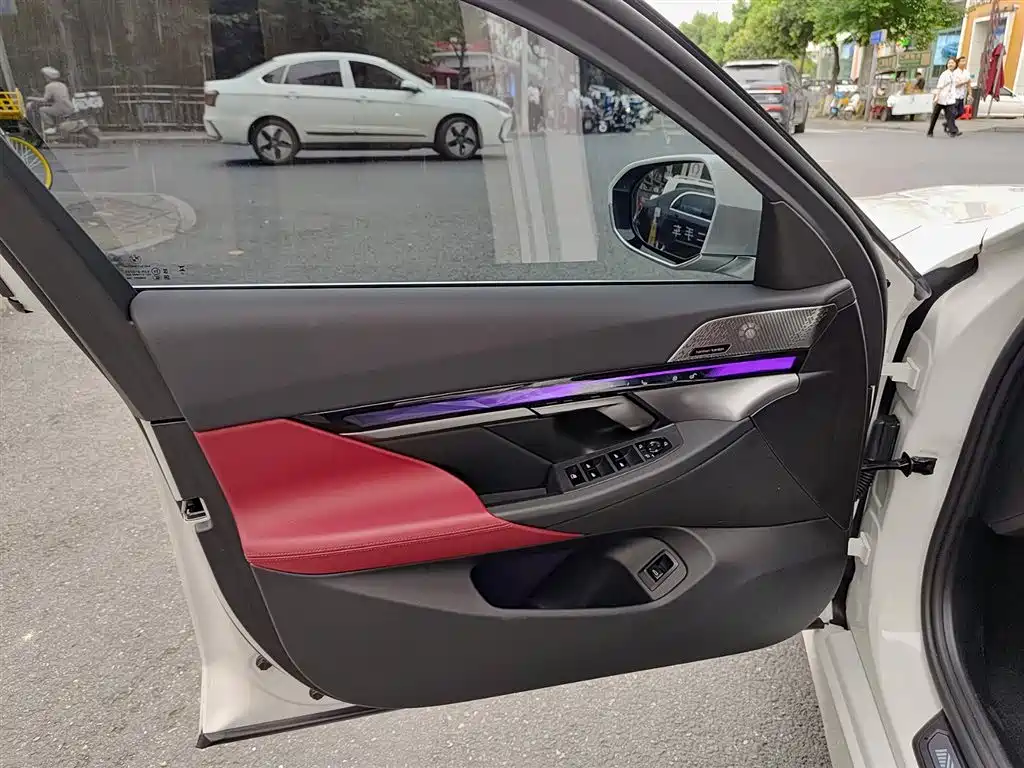 BMW 5 Series 2025 530Li Leading M Sport Package фото 6