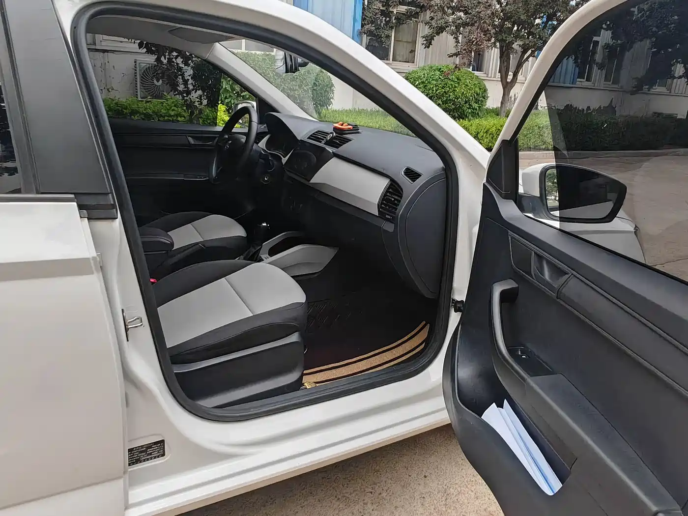 Škoda Fabia 2017 1.4L Auto Car Enjoy Edition фото 11