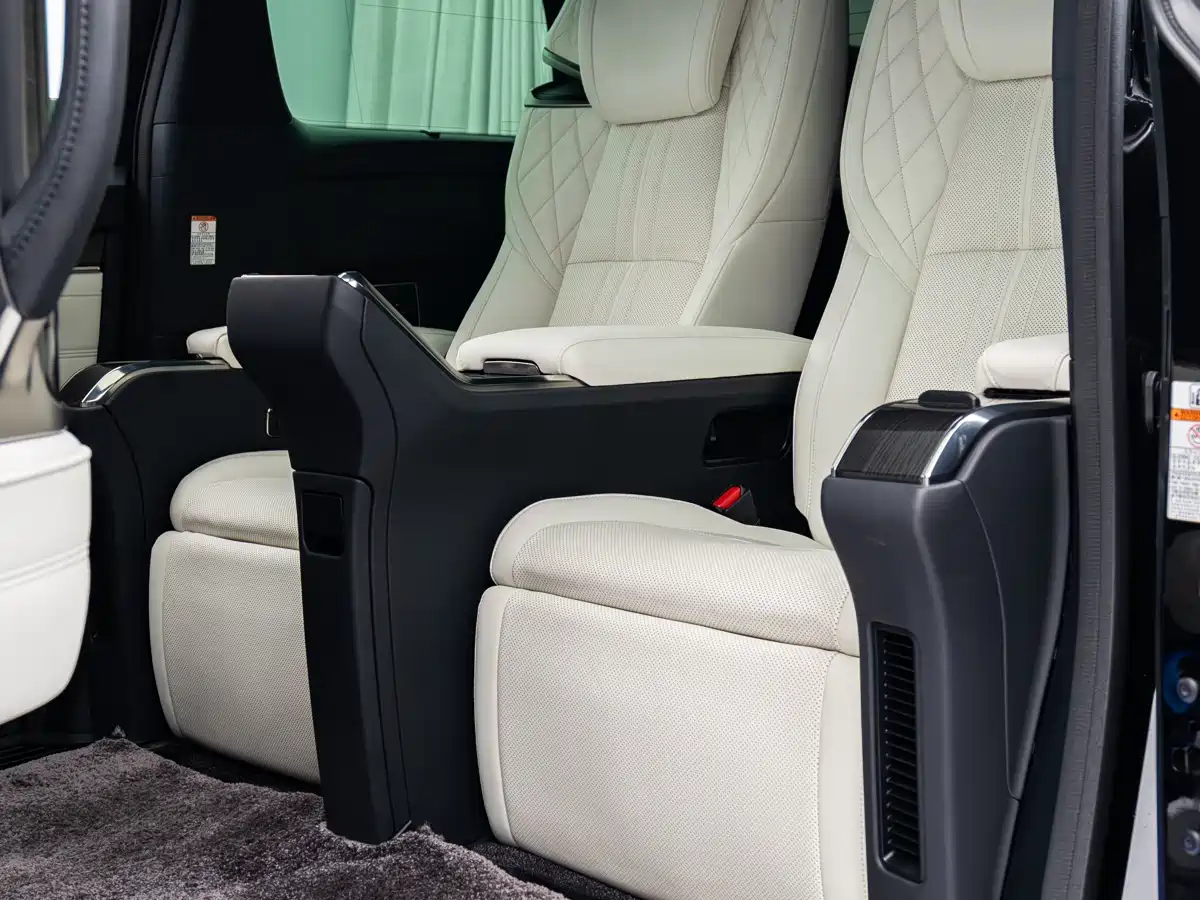 Lexus LM 2020 300h 4-Seat Imperial Edition фото 18