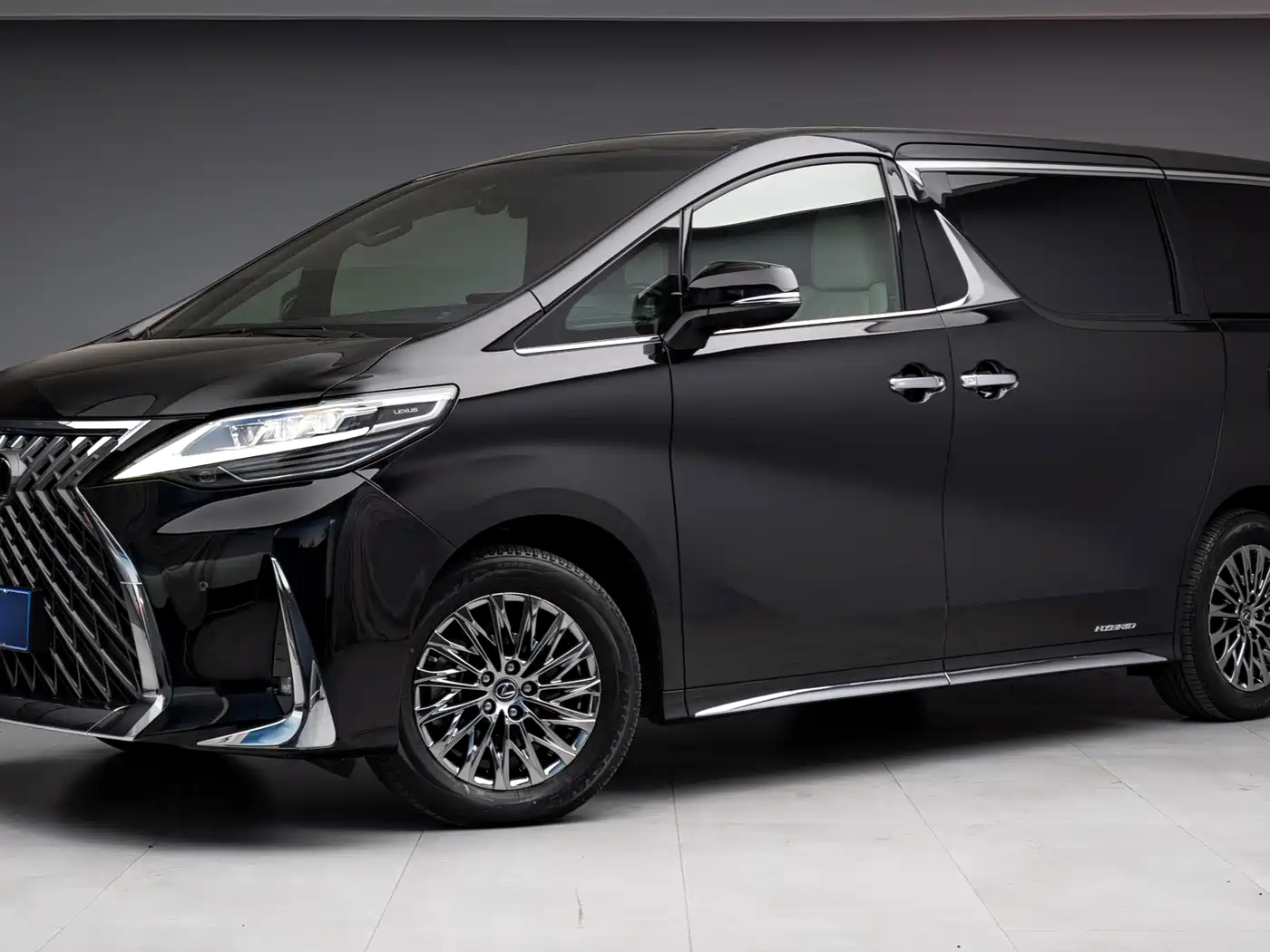 Lexus LM 2020 300h 4-Seat Imperial Edition фото 2