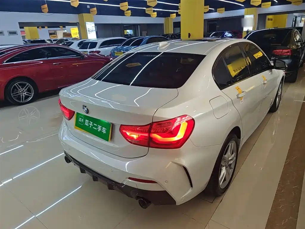 BMW 1 Series 2021 120i M Sport Shadow Edition фото 7