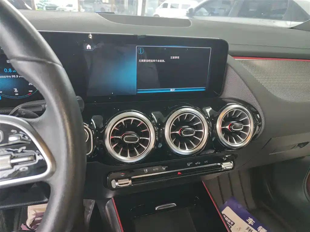 MERCEDES-BENZ GLA