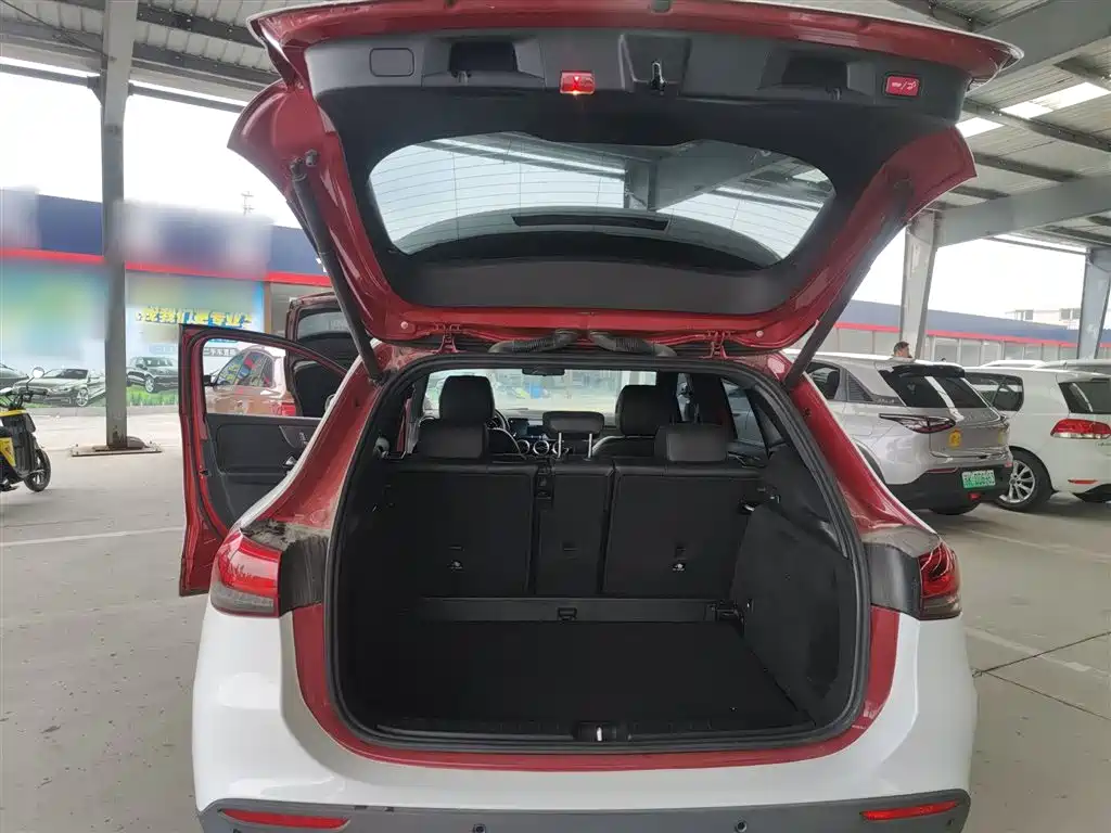 MERCEDES-BENZ GLA