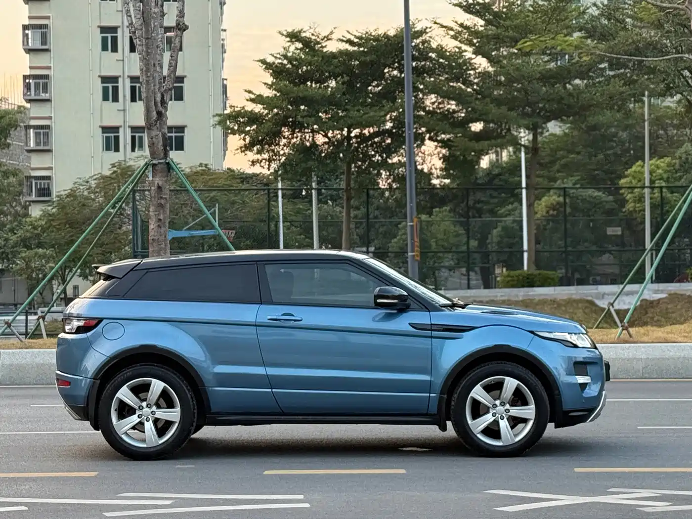 Land Rover Range Rover Evoque (Import) 2013 Model 2.0T 3-Door Victoria Limited Edition фото 4