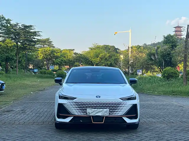 Changan UNI-V 2022 1.5T Sport Edition — фото 2
