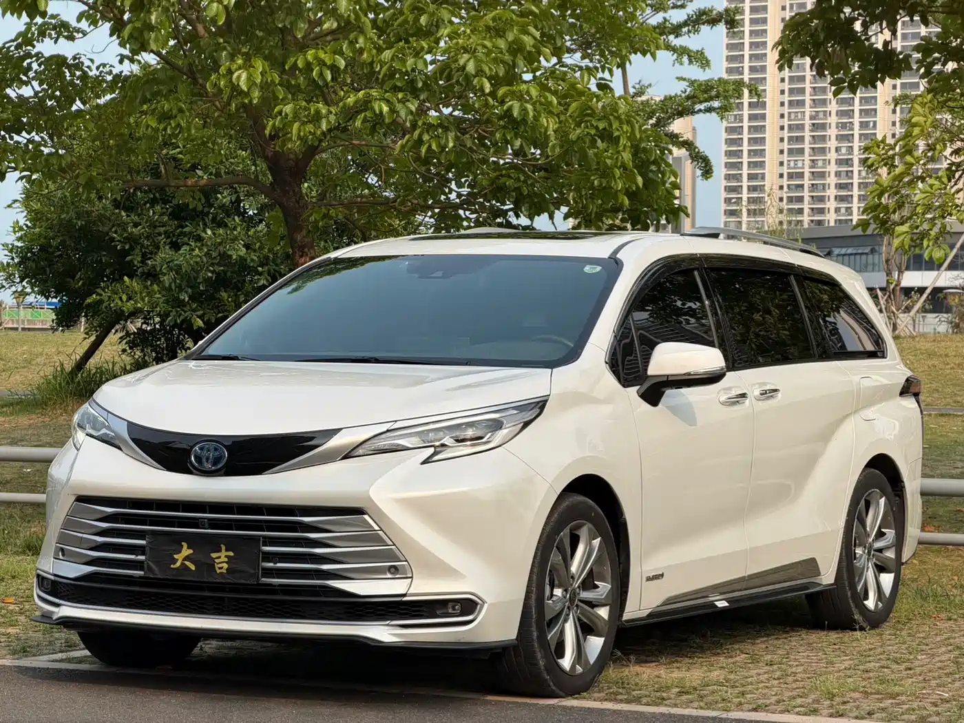 Toyota Sienna 2023 2.5L Hybrid Platinum Edition