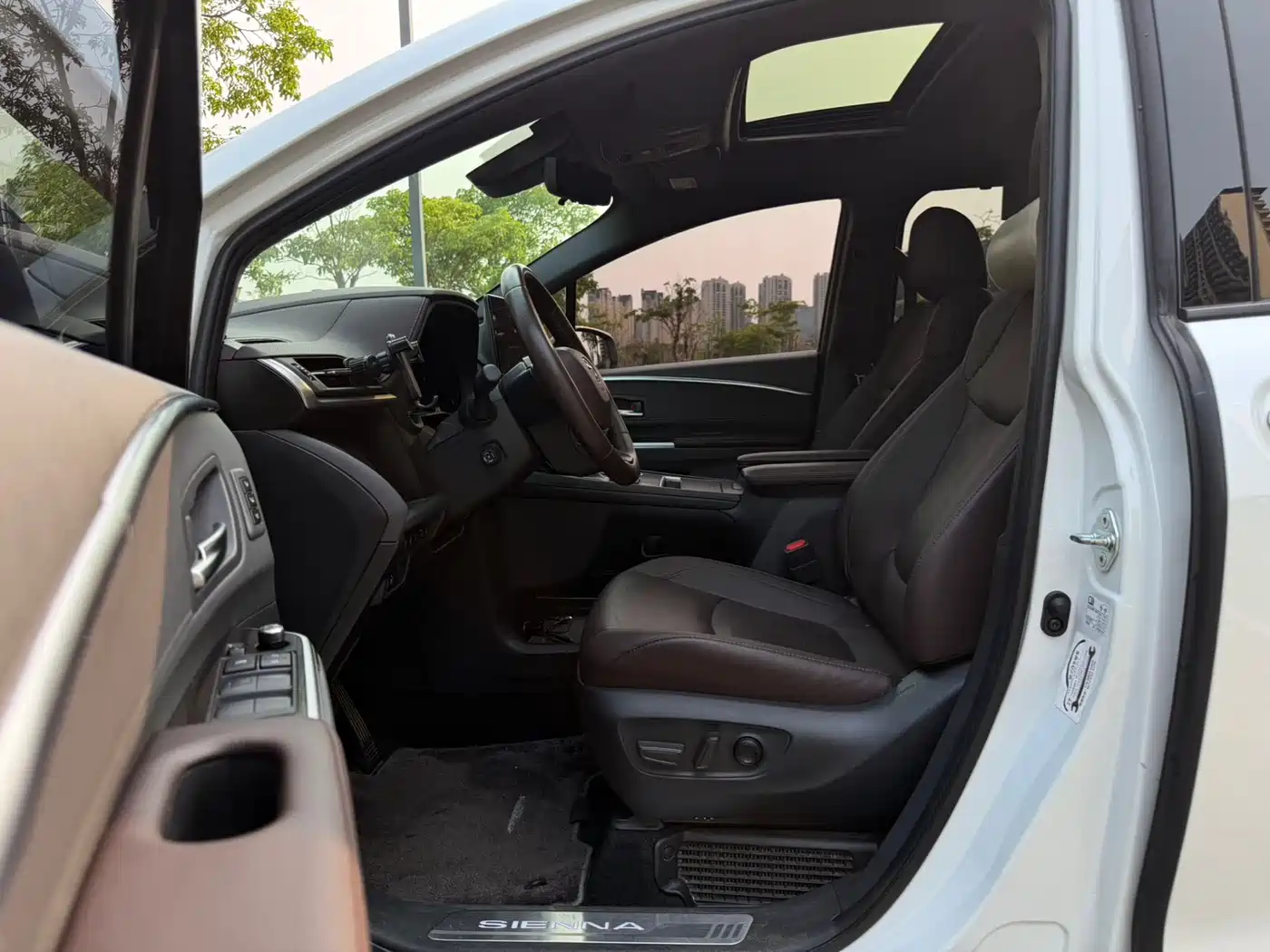 Toyota Sienna 2023 2.5L Hybrid Platinum Edition фото 4