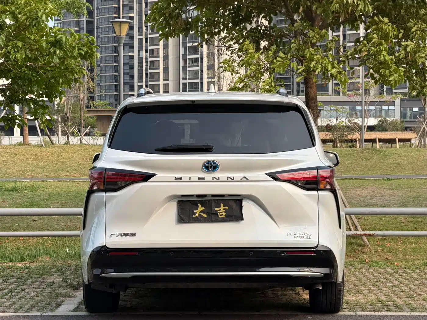 Toyota Sienna 2023 2.5L Hybrid Platinum Edition фото 28