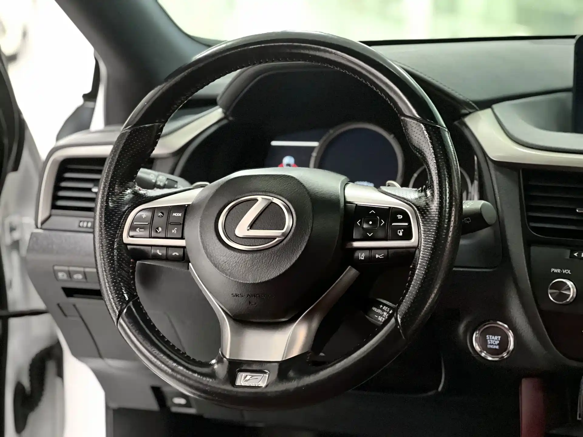 Фото 12 - Lexus RX