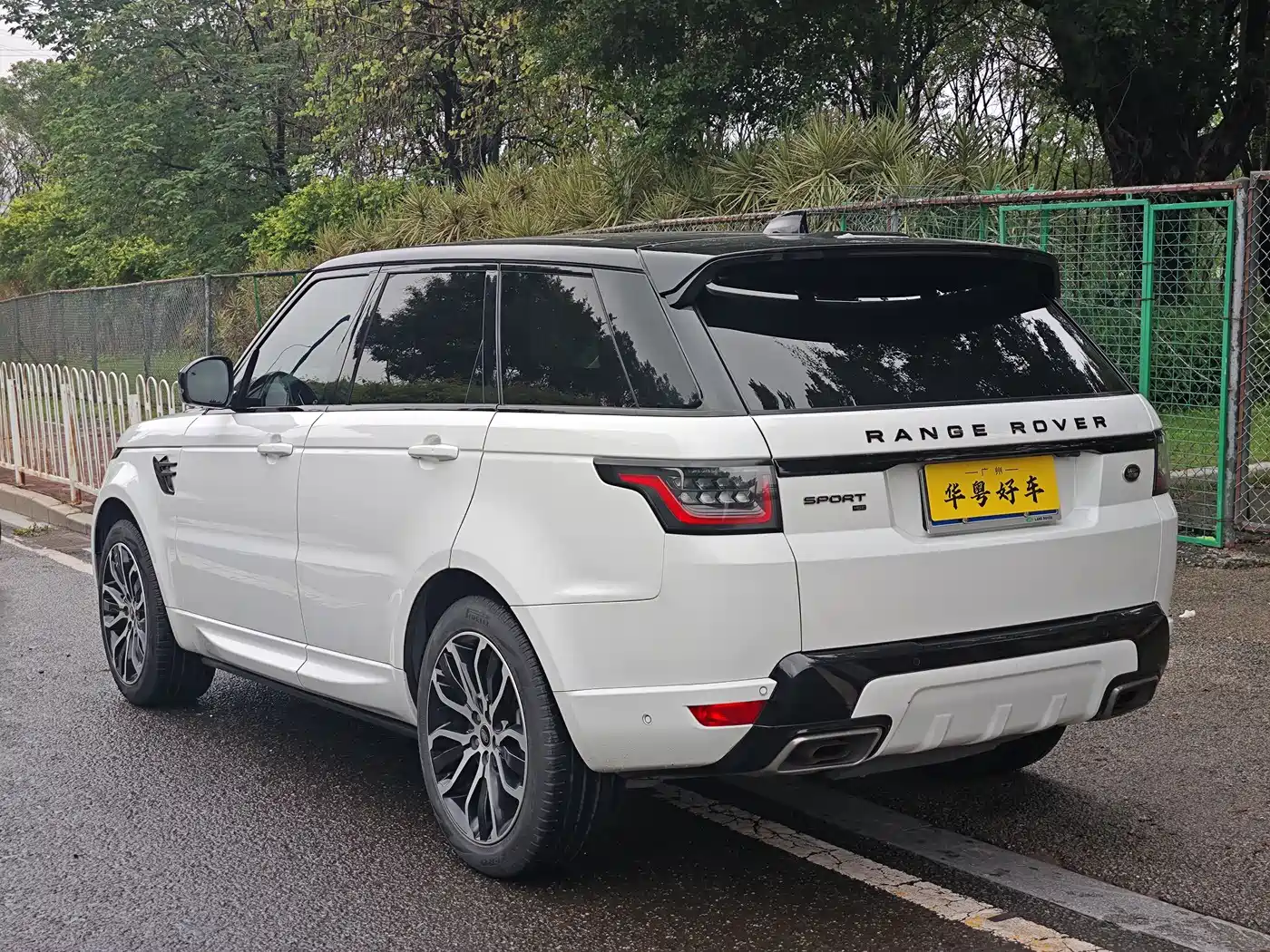 Land Rover Range Rover Sport 2022 3.0 L6 Gloss Black Edition фото 4