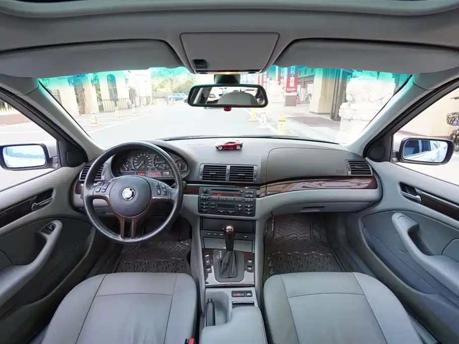 BMW 3 Series 2005 325i Leading фото 4