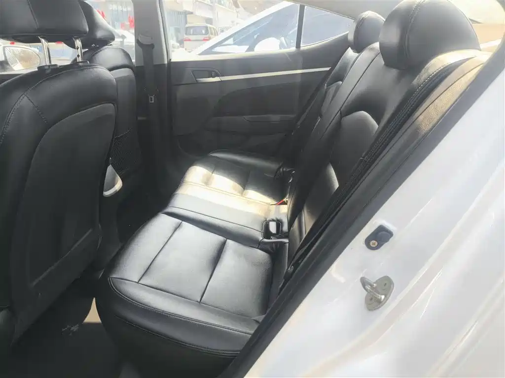 Hyundai Elantra 2016 Model 1.6L Automatic Smart Elite фото 12