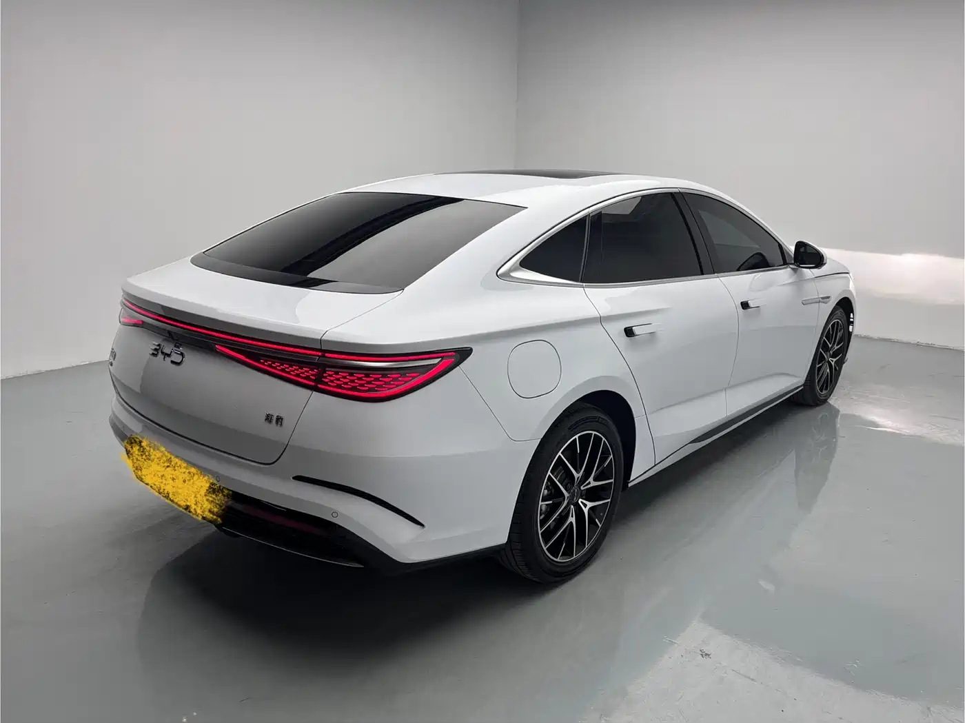 BYD Seal 2024 Glory Edition DM-i 1.5L 121km Luxury фото 4