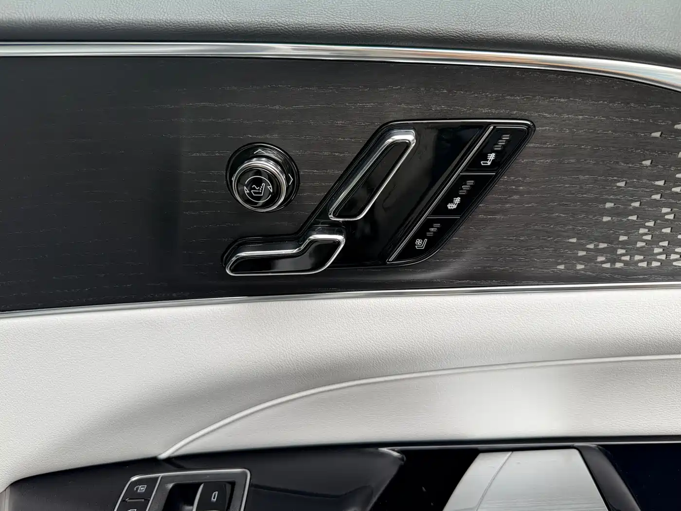 Cadillac IQ Rui Ge 2022 RWD Long Range Luxury Edition фото 14