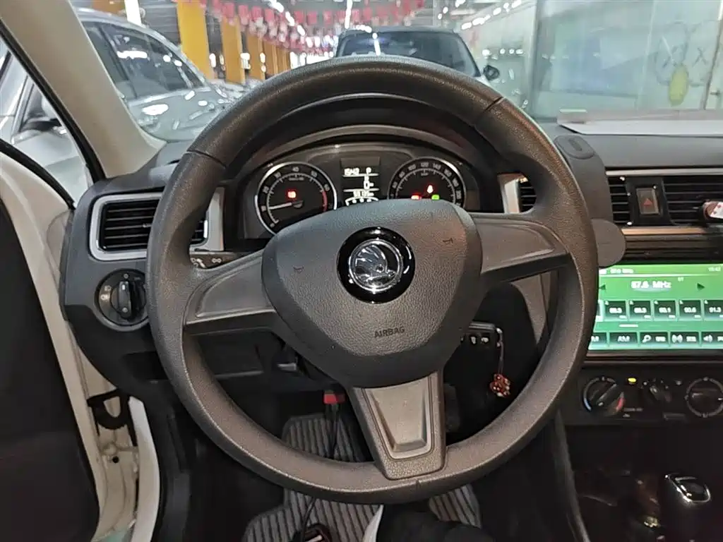 Škoda Skoda Rapid Spaceback 2016 Facelift 1.6L Automatic Innovation Edition фото 11