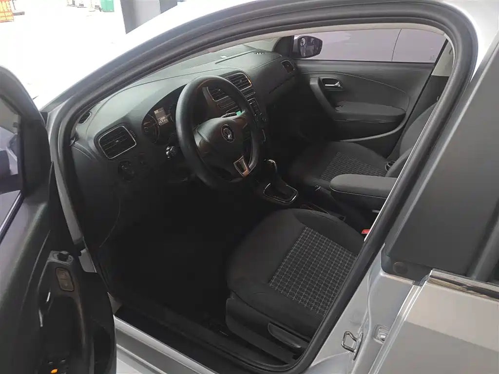 Volkswagen Polo 2014 1.4L Automatic Comfort Edition фото 7
