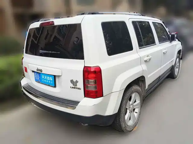 Jeep Patriot 2014 2.4L Luxury Navigation — фото 2