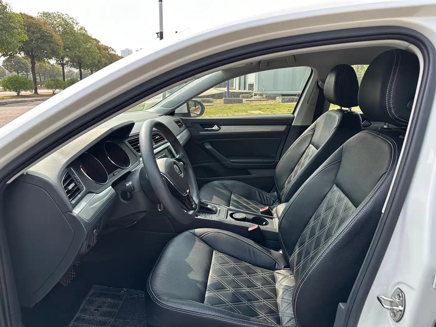 Volkswagen Lamando 2015 230TSI DSG Style фото 8