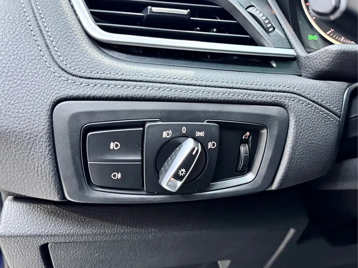 BMW 2 Series Touring 2016 218i Sport Design Package фото 12