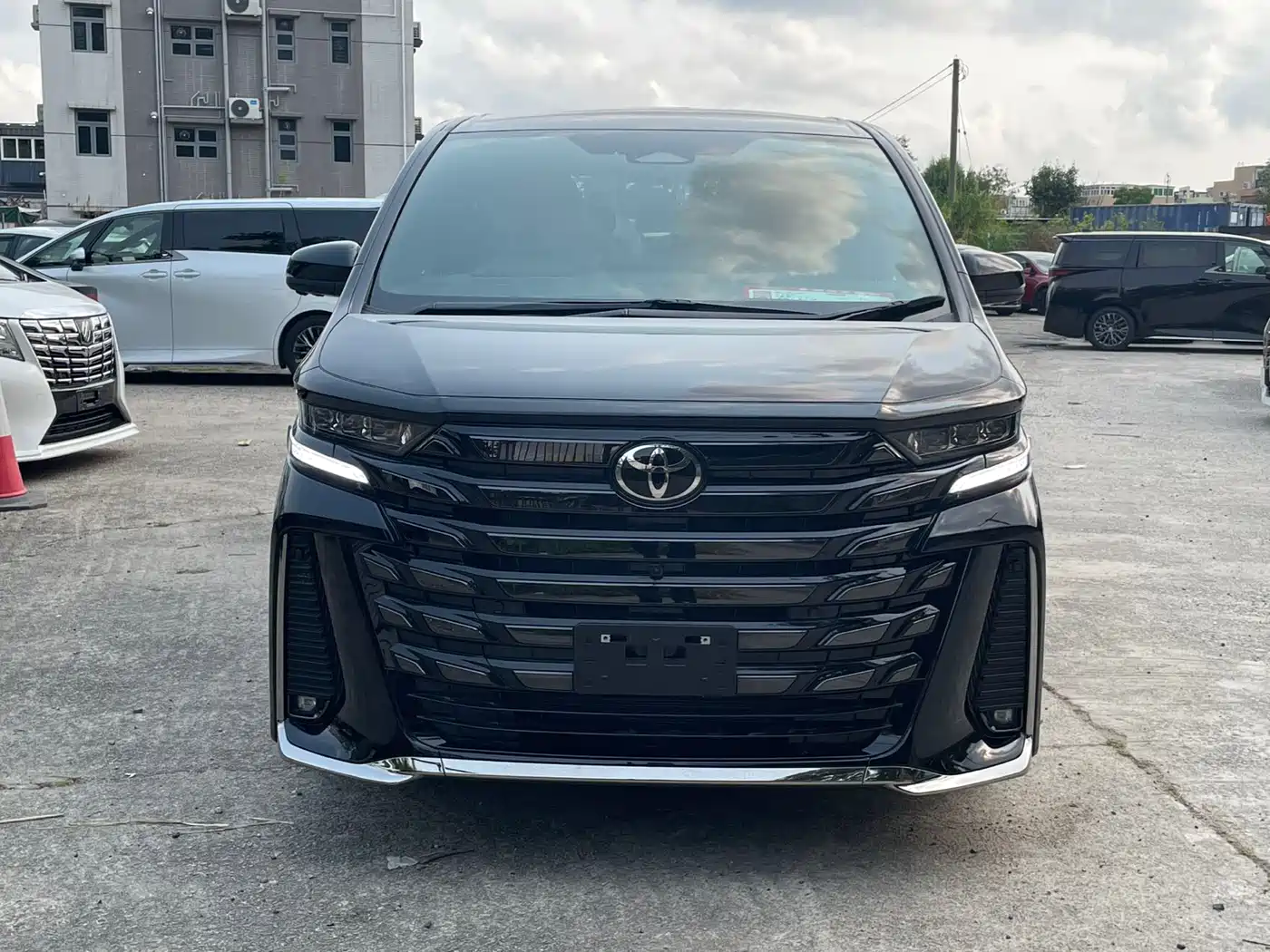 Toyota Vellfire 2025 Crown Hybrid 2.5L Ink Gold Executive Edition фото 2