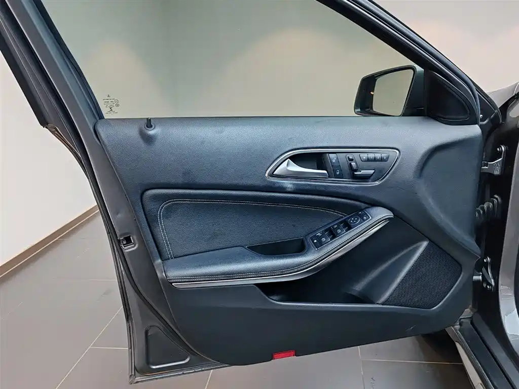 Mercedes-Benz GLA 2017 GLA 200 Dynamic фото 9