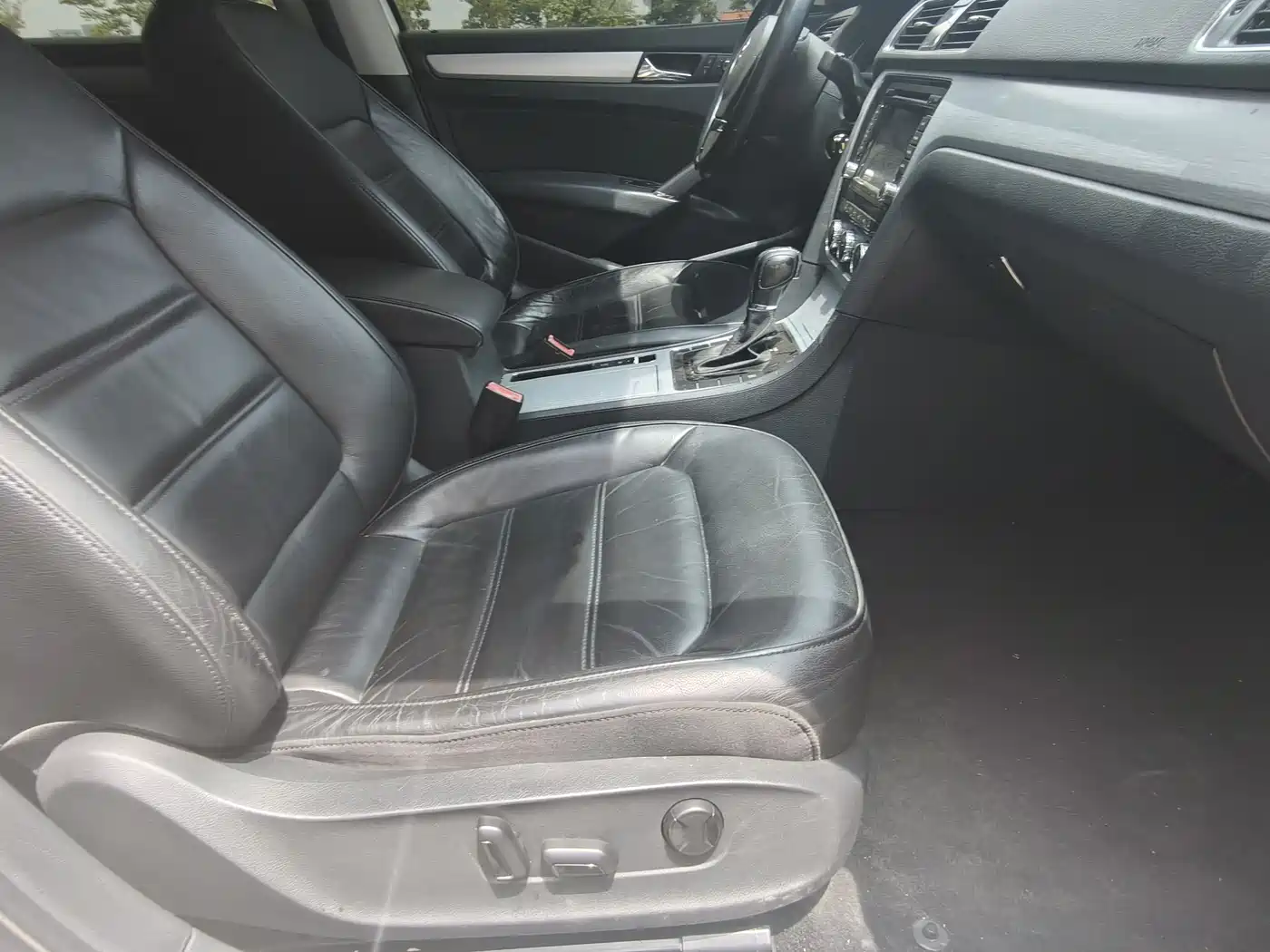 Volkswagen Passat 2015 1.8TSI DSG Honor Edition фото 13