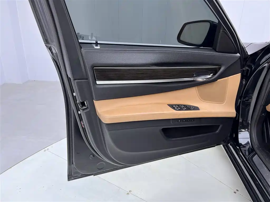 BMW 7 Series 2009 Model 740Li Leading Edition фото 18