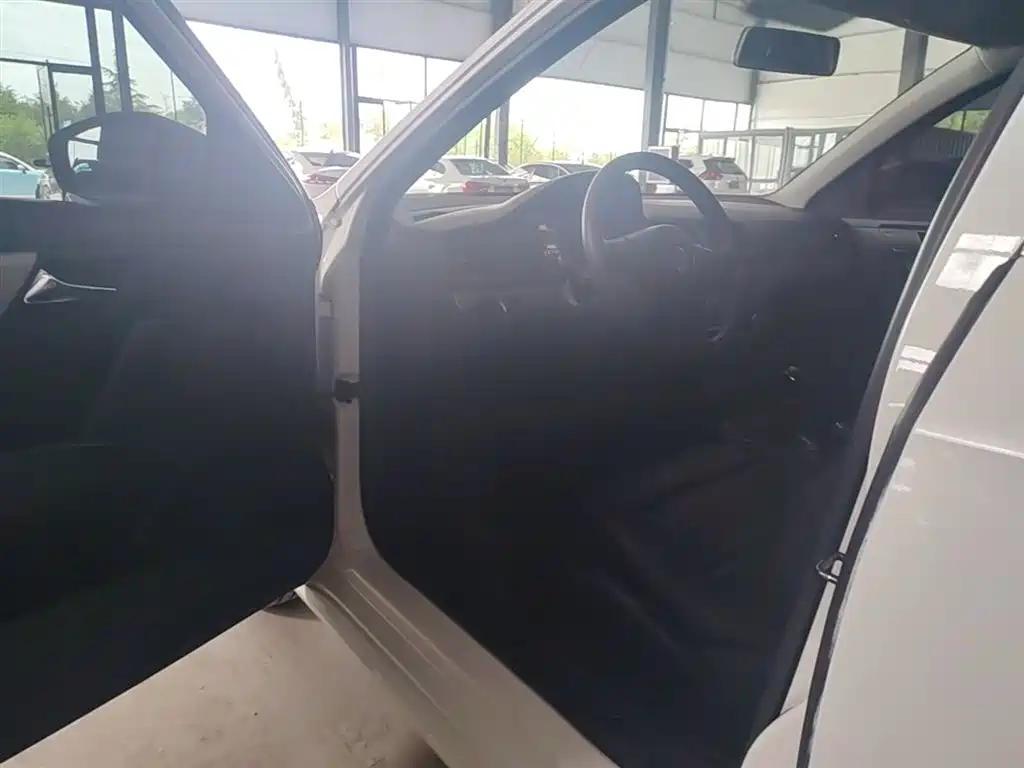 Volkswagen Lavida 2013 Facelift Classic 1.6L Manual Trend фото 16