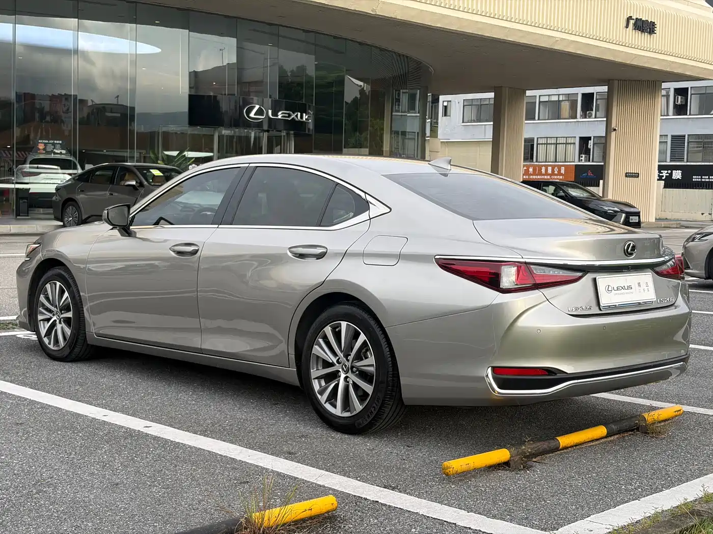 Фото 7 - Lexus ES