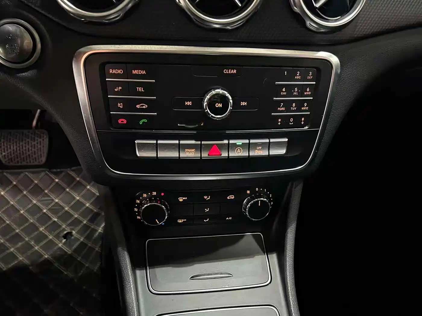 Mercedes-Benz GLA 2018 GLA 200 Dynamic фото 10