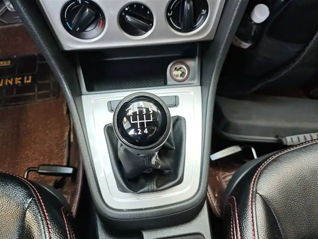 Volkswagen Lavida 2013 Facelift Classic 1.6L Manual Trend фото 14