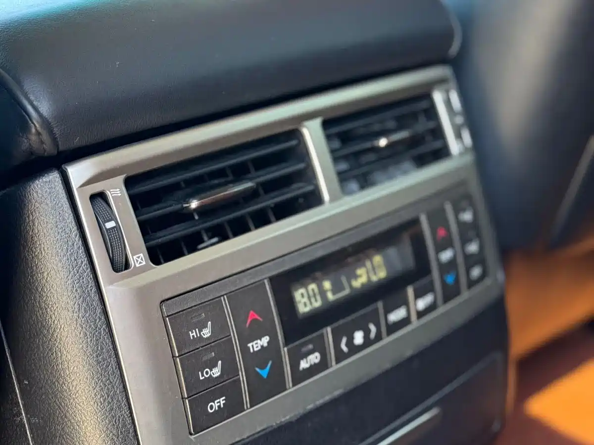 Фото 12 - Lexus LX