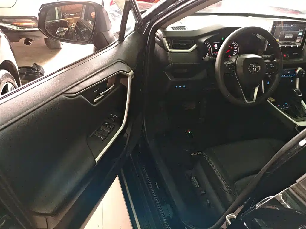 Toyota Wildlander 2022 2.0L CVT FWD Luxury PLUS Edition фото 12
