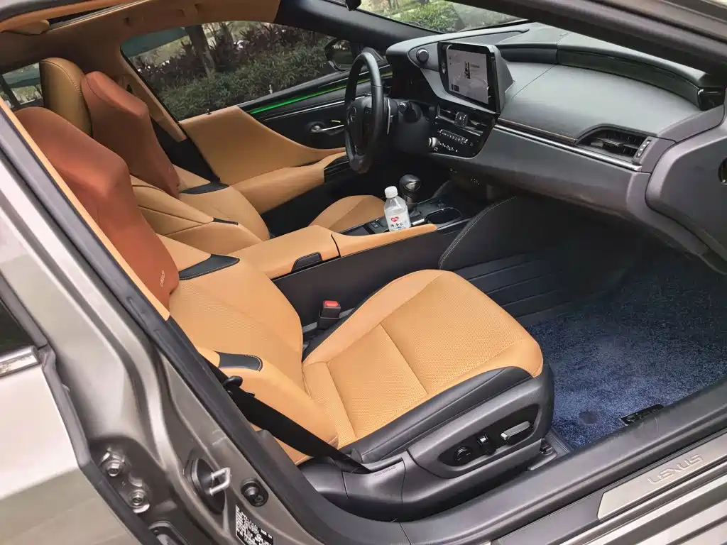 Фото 9 - Lexus ES