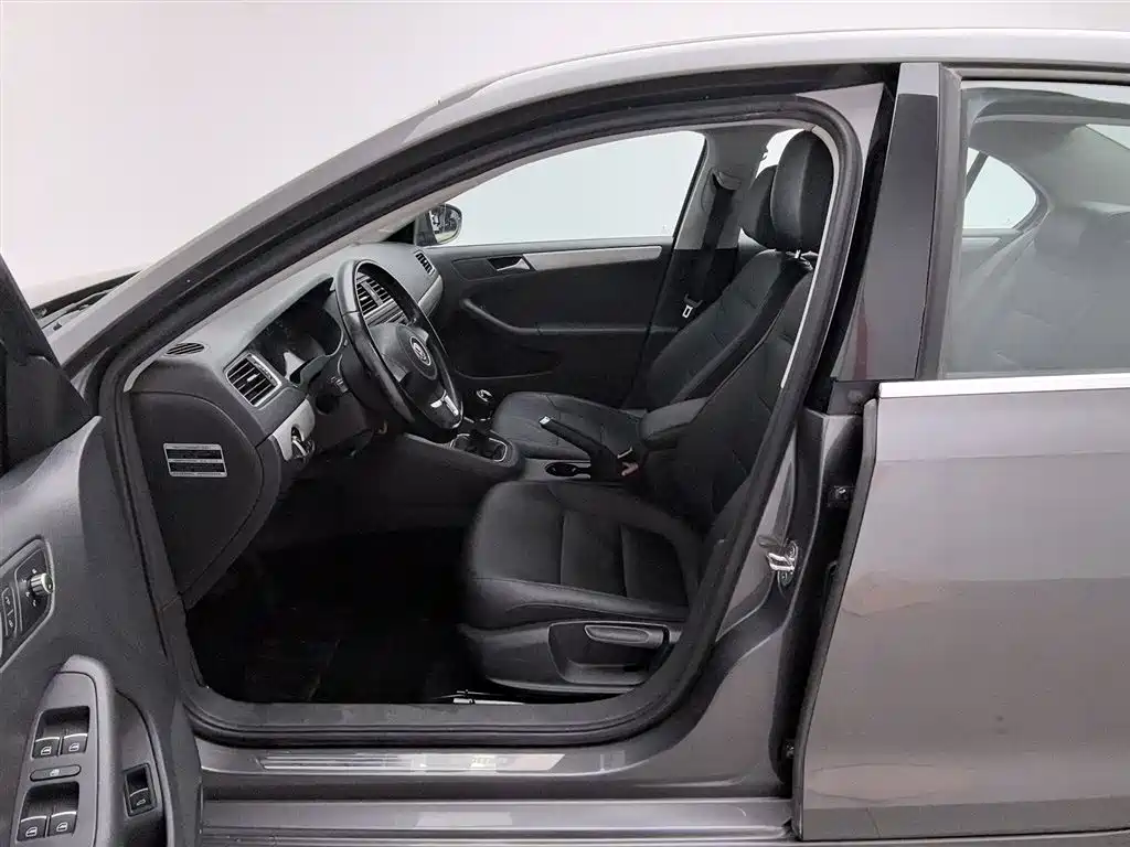 Volkswagen Sagitar 2014 Facelift 1.6L Manual Leading Version фото 10