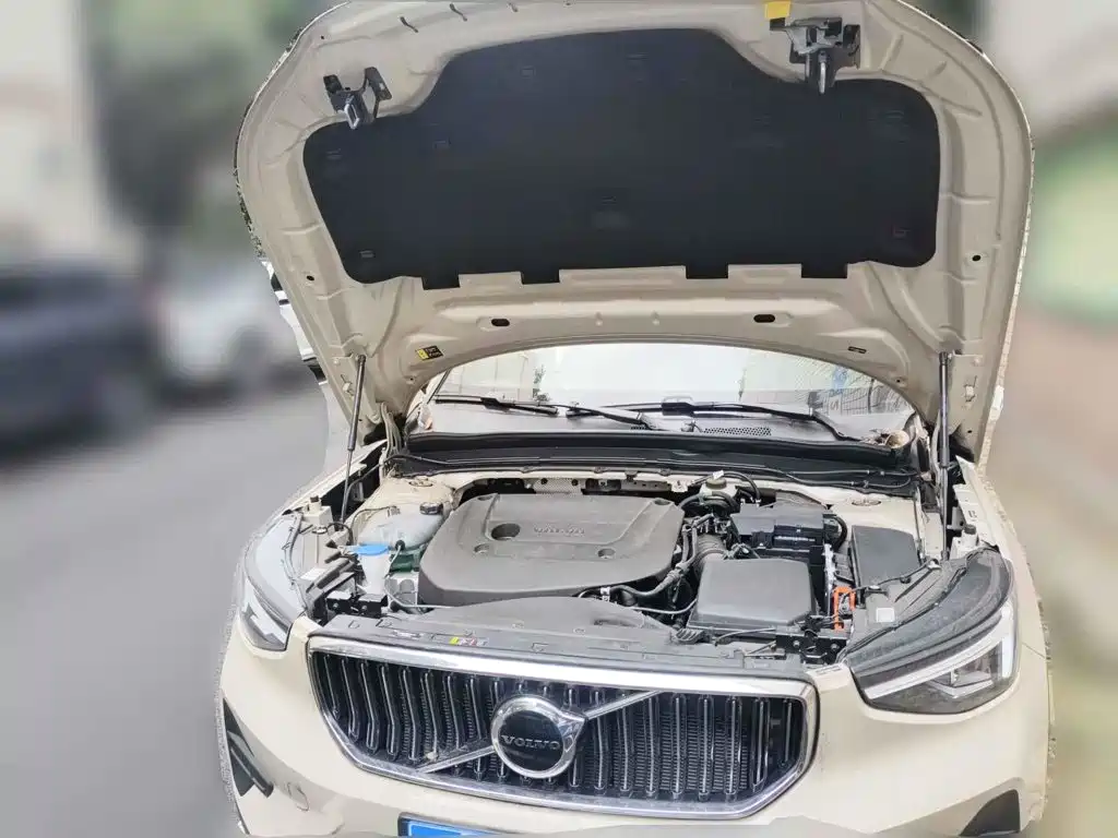 2025 Volvo XC40