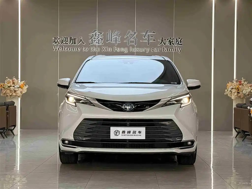 Toyota Sienna 2023 2.5L Hybrid Premium Edition фото 2