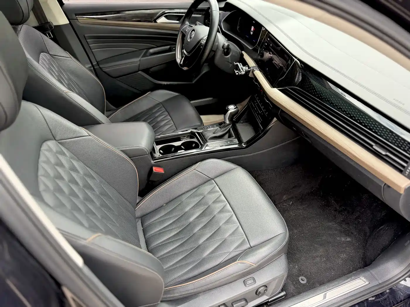 Volkswagen Passat 2021 380TSI Premium Edition фото 9