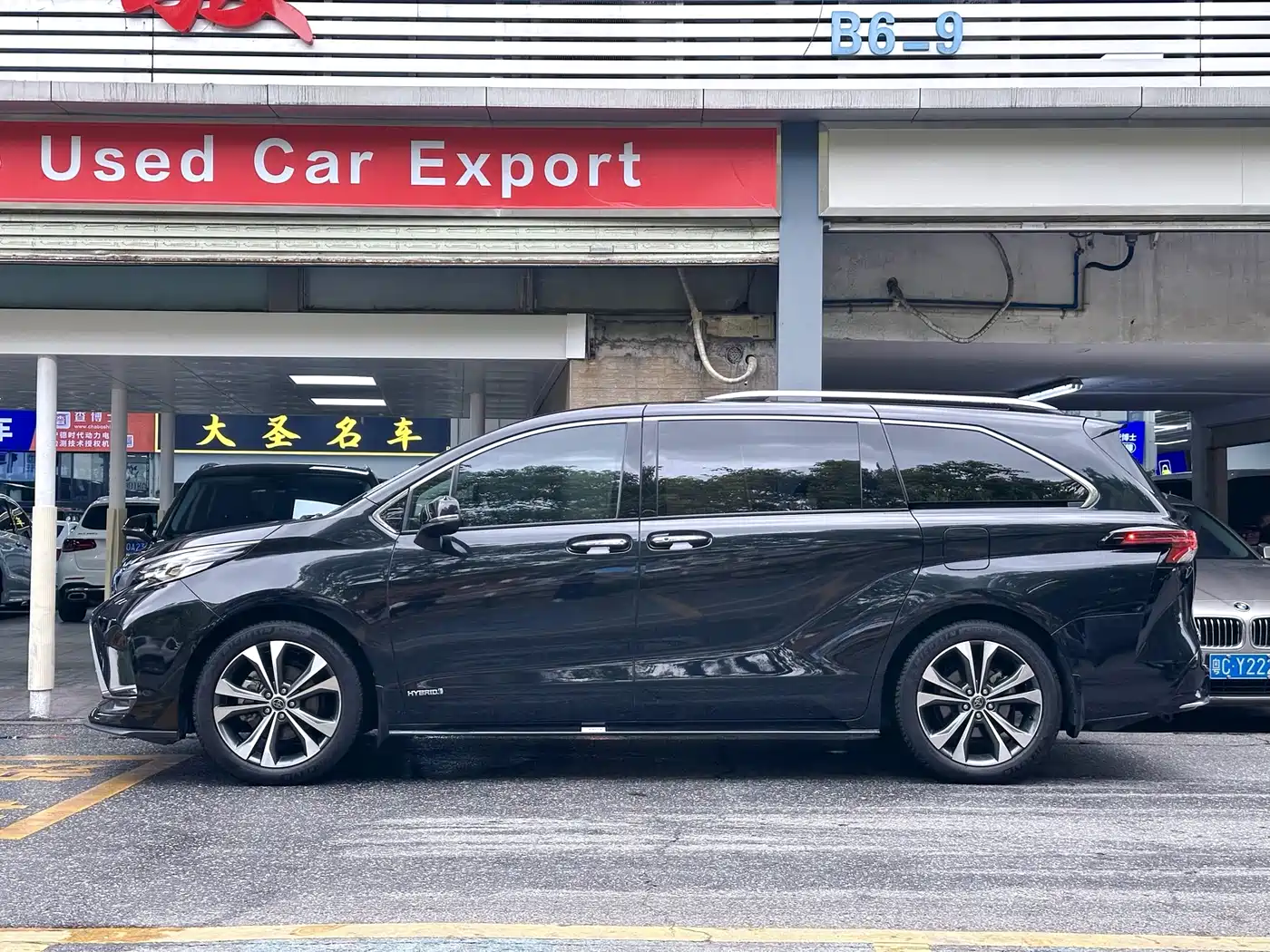 Toyota Granvia 2022 Model Year 2.5L Hybrid Flagship Edition фото 3