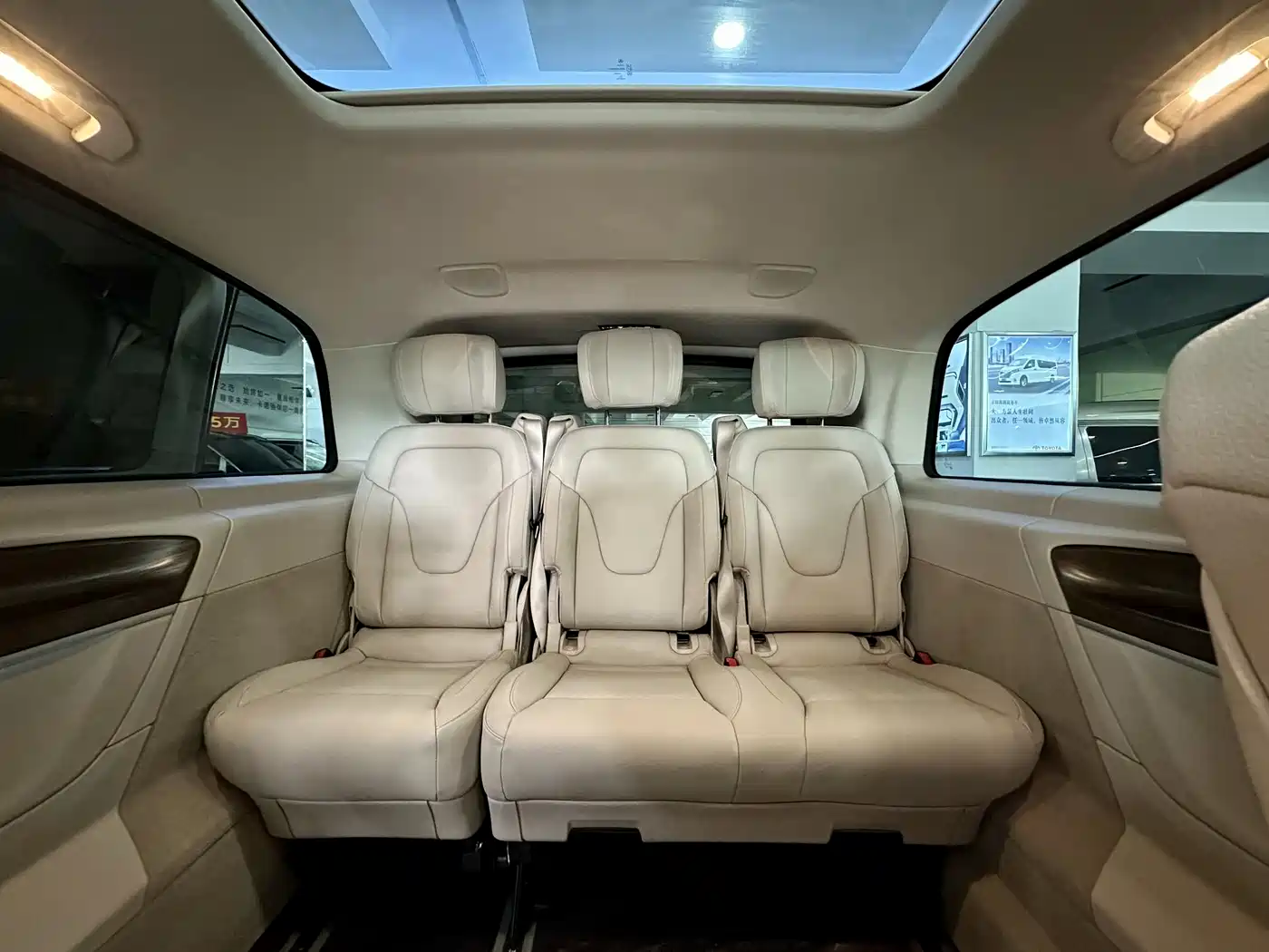Mercedes-Benz V-Class 2022 V 260 L Long Wheelbase Luxury Edition фото 17