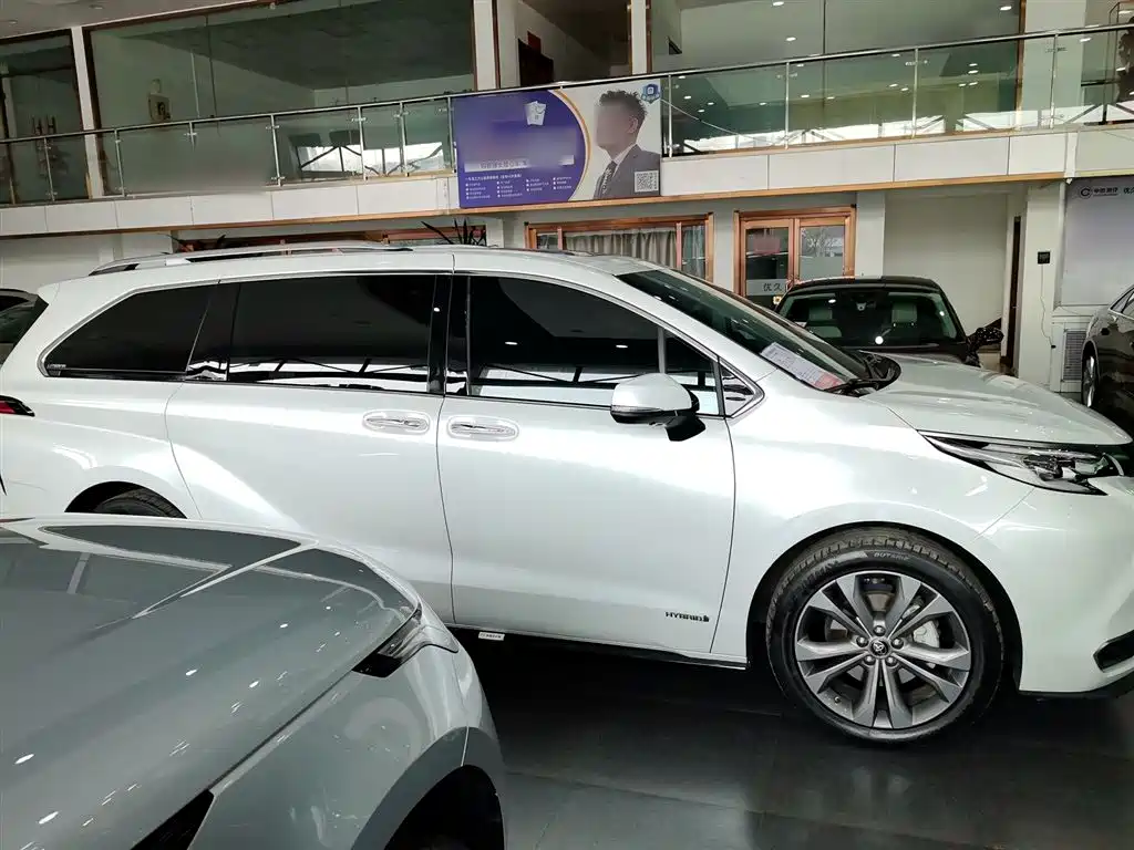 Toyota Sienna 2023 2.5L Hybrid Ultimate Edition фото 24