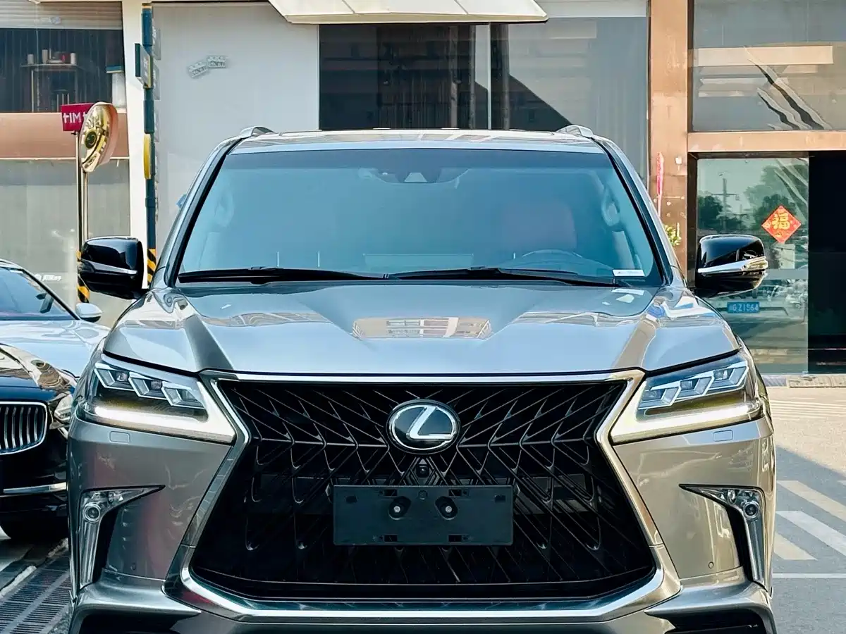 Фото 2 - Lexus LX