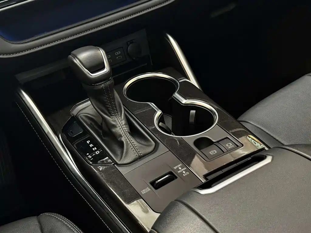 Toyota Crown Kluger 2023 2.5L HEV AWD Luxury Edition фото 9