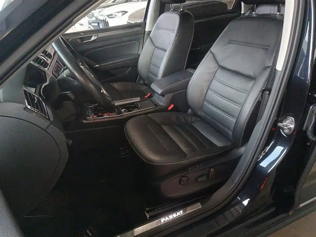 Volkswagen Passat 2017 330TSI DSG Luxury фото 15