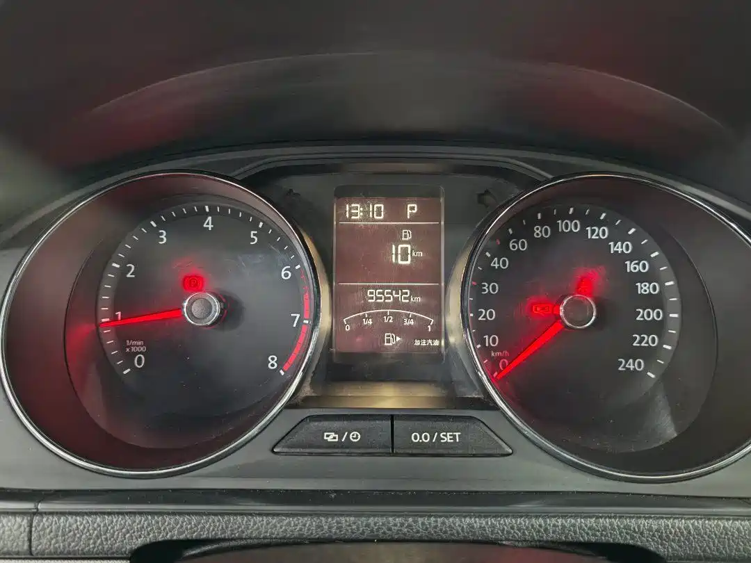 Volkswagen Lavida 2015 1.6L Automatic Comfort Edition фото 6