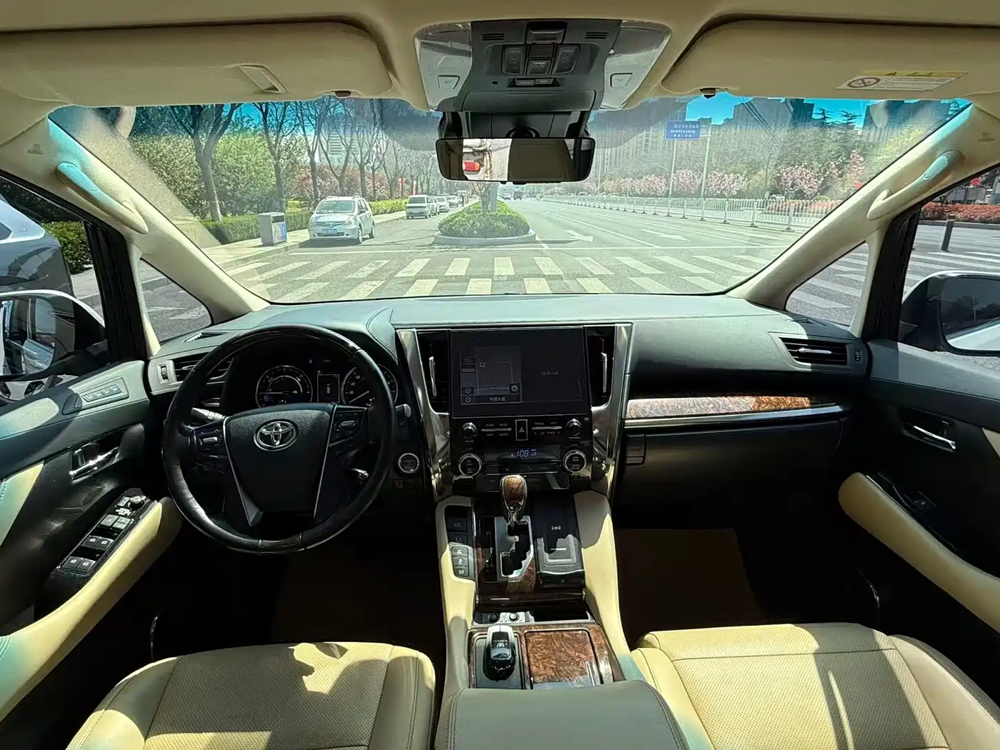 Toyota Alphard 2021 Hybrid 2.5L Luxury фото 5