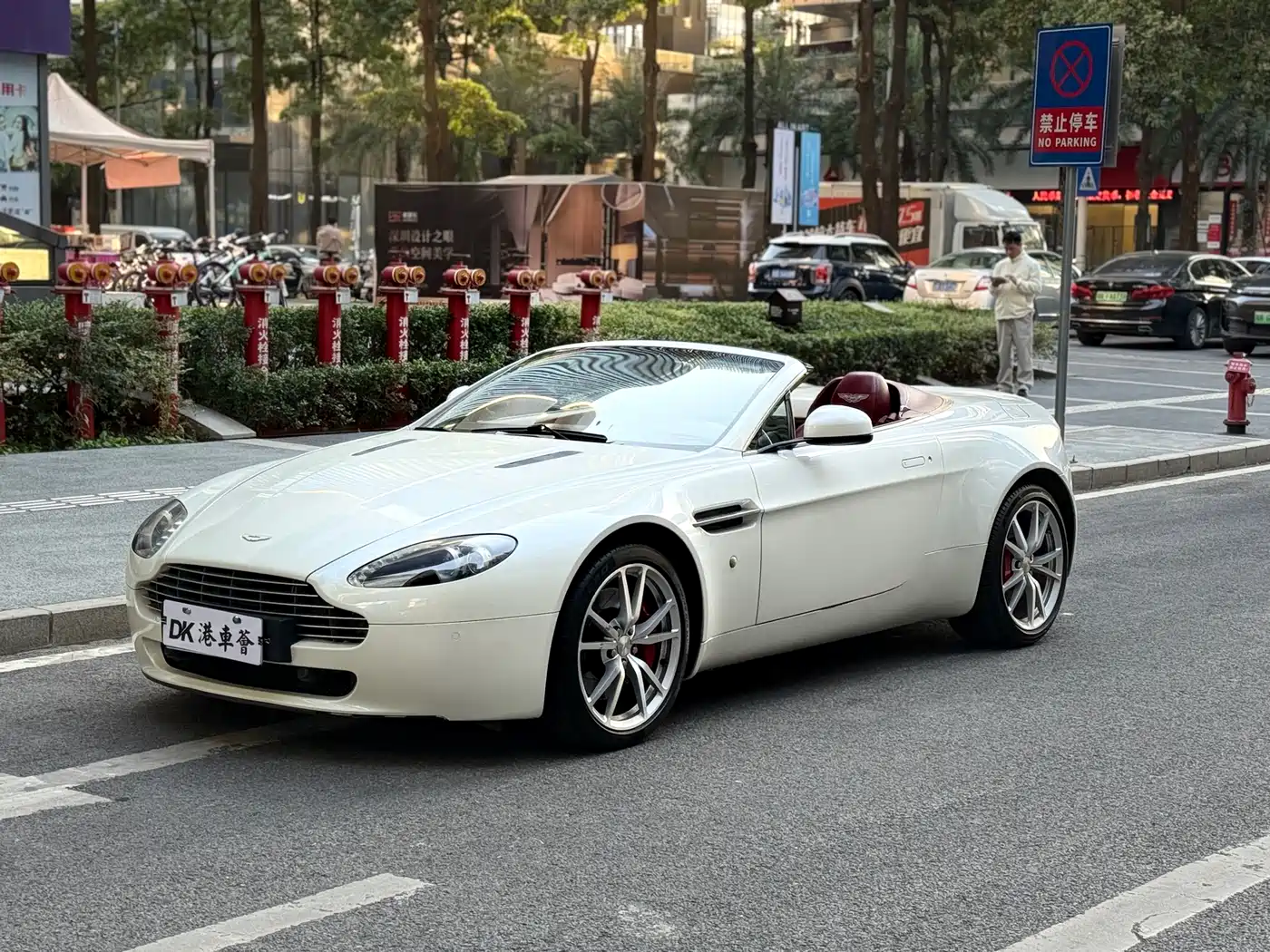 Aston Martin V8 Vantage 2012 4.7L S Roadster фото 6